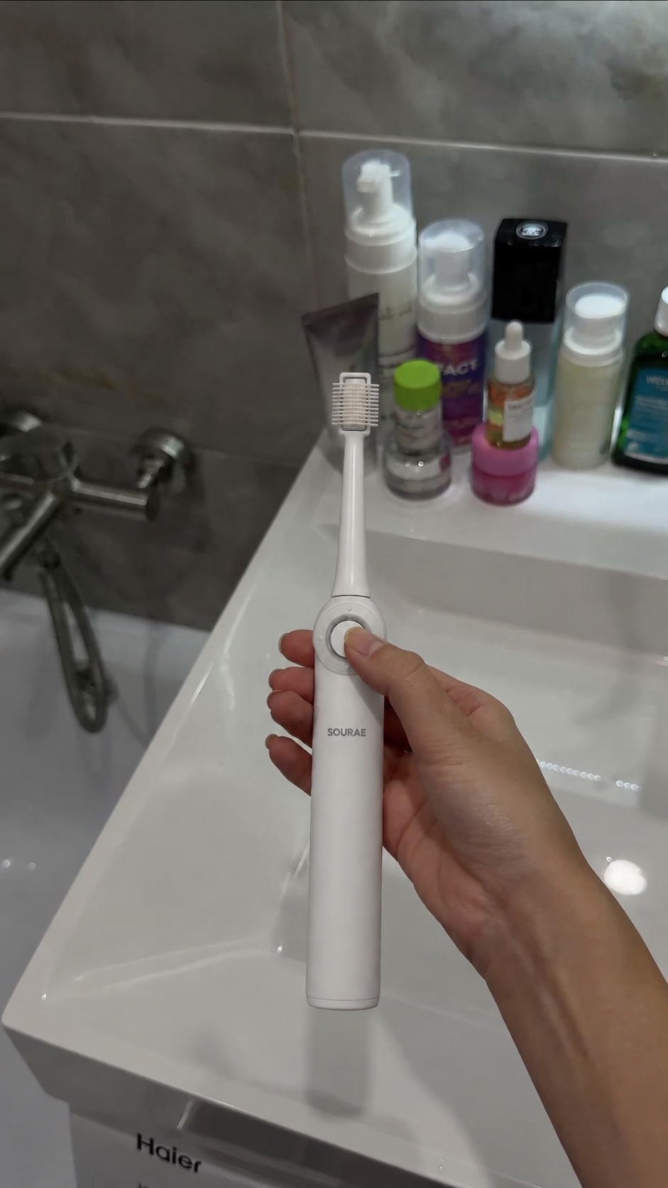 Brosse Sourae tenue au-dessus d'un lavabo