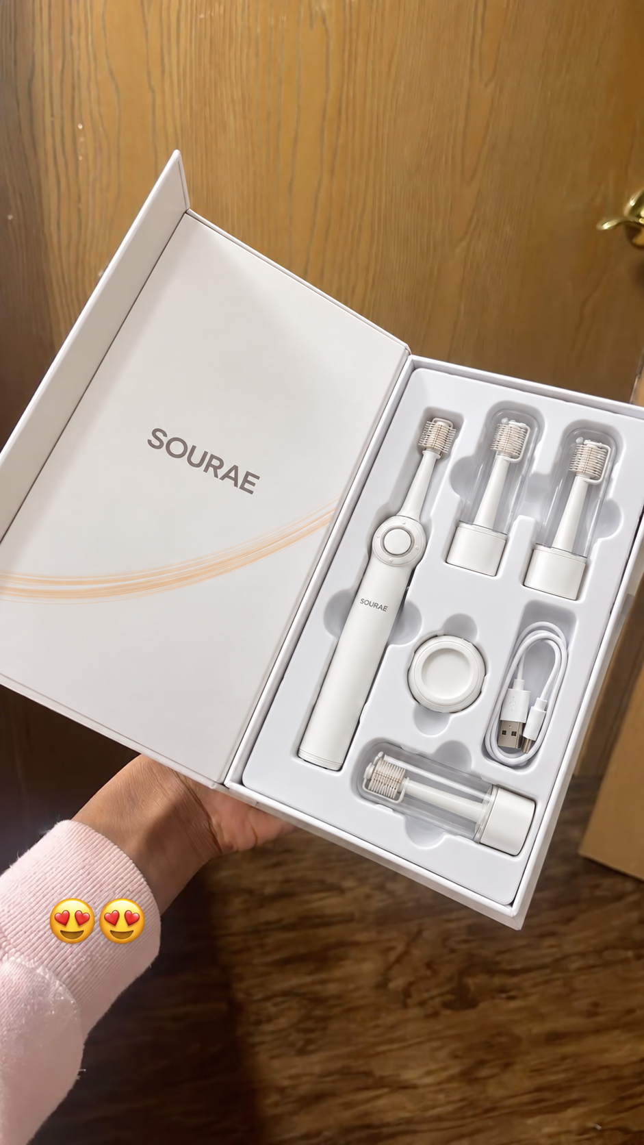Coffret Sourae ouvert avec la brosse, ses têtes, la station et le câble